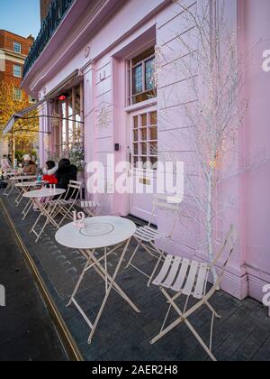 Peggy Porschen Salon Cake Shop an Weihnachten, Ebury Street, Belgravia, London. Stockfoto