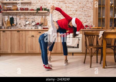 Junge Familie Spaß in der Küche Stockfoto