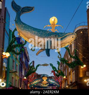 Carnaby Street Christmas lights 2019 In Zusammenarbeit mit Ocean conservation Charity Project Zero, bestehend aus theatralischen Unterwasser Szenen und Meer Stockfoto