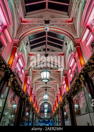 Die Royal Arcade an Weihnachten, New Bond Street, London, UK. Stockfoto