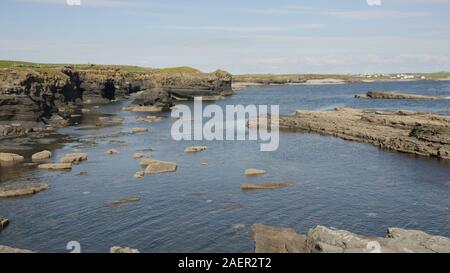 Mit Blick auf die Cliffs of Moher im County Clare Irland. Aussicht auf die Klippen und die umliegenden Seenlandschaften. Stockfoto