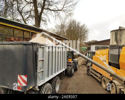 Landwirtschaftliche Silo-LKW eine gute Ernte in diesem Jahr Verarbeitung Stockfoto