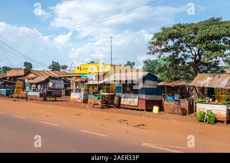 Läden und Geschäftsräume am Stadtrand von Jinja, Uganda November 2019 Stockfoto