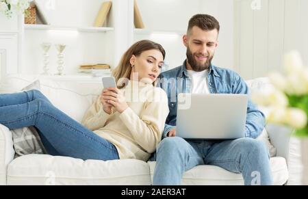 Familienstand problem. Interessierte Frau an Mann laptop suchen Stockfoto