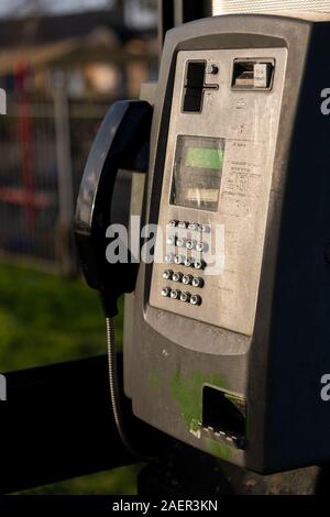 Nahaufnahme von einem Telefon in der freien öffentlichen Telefonzelle im Vereinigten Königreich Stockfoto