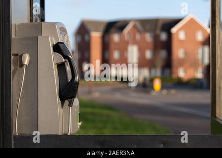 Nahaufnahme von einem Telefon in der freien öffentlichen Telefonzelle im Vereinigten Königreich Stockfoto