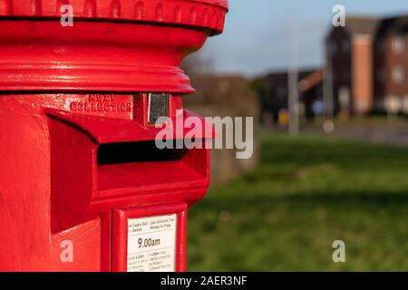 Ein klassischer Vintage red mailbox für die Buchung von Buchstaben in einer Straße in Wales, Vereinigtes Königreich Stockfoto