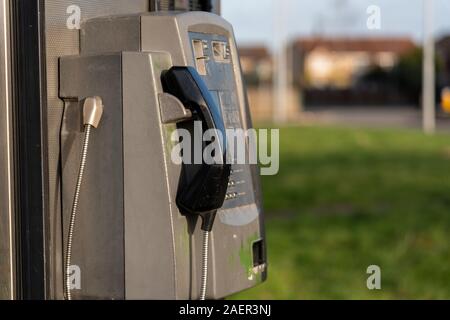Nahaufnahme von einem Telefon in der freien öffentlichen Telefonzelle im Vereinigten Königreich Stockfoto