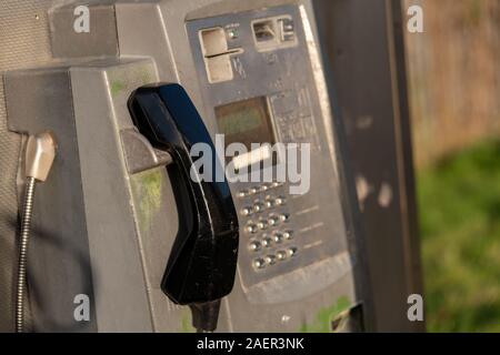 Nahaufnahme von einem Telefon in der freien öffentlichen Telefonzelle im Vereinigten Königreich Stockfoto