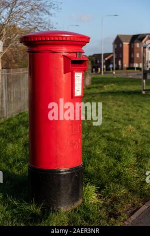 Ein klassischer Vintage red mailbox für die Buchung von Buchstaben in einer Straße in Wales, Vereinigtes Königreich Stockfoto