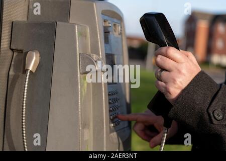 Nahaufnahme von einem Telefon in der freien öffentlichen Telefonzelle im Vereinigten Königreich Stockfoto