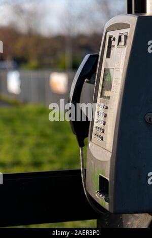 Nahaufnahme von einem Telefon in der freien öffentlichen Telefonzelle im Vereinigten Königreich Stockfoto