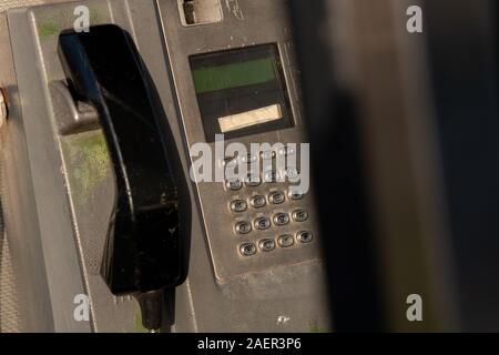 Nahaufnahme von einem Telefon in der freien öffentlichen Telefonzelle im Vereinigten Königreich Stockfoto