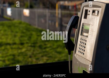 Nahaufnahme von einem Telefon in der freien öffentlichen Telefonzelle im Vereinigten Königreich Stockfoto