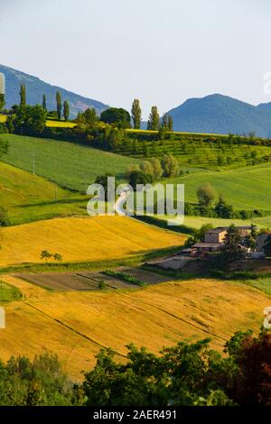 Bevagna ist ein kleines Dorf auf einem Hügel in Umbrien, Italien, von Hügeln und Bauernhöfen umgeben. Stockfoto