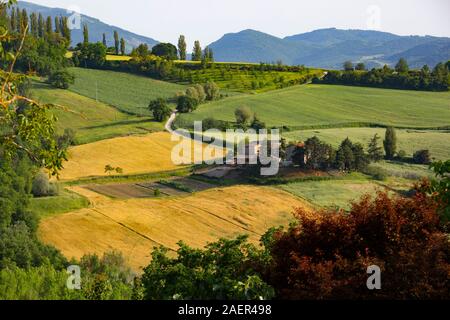 Bevagna ist ein kleines Dorf auf einem Hügel in Umbrien, Italien, von Hügeln und Bauernhöfen umgeben. Stockfoto
