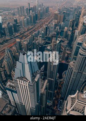 Luftdrohnenaufnahme der Stadt Dubai Marina in Dubai, Vereinigte Arabische Emirate Stockfoto