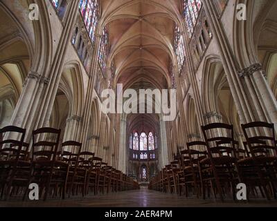 Troyes, Frankreich. 12. April 2018. Die große und beeindruckende Innenausstattung der Cathédrale Saint-Pierre-et-Saint-Paul-de Troyes im gotischen Stil erbaut. Stockfoto