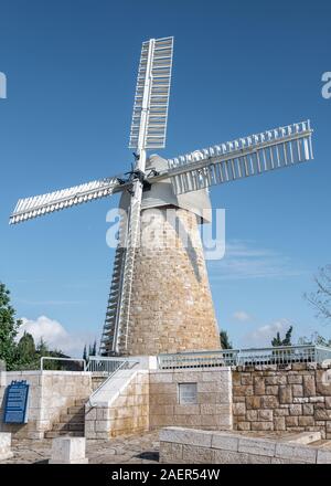 JERUSALEM, Israel/10 DEZ 2019: Die Montefiore Windmühle, in 1857 die jüdische Bevölkerung in Jerusalem selbst becme-Unterstützung zu aktivieren. Es ist n Stockfoto