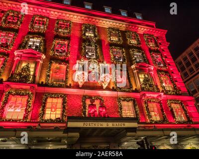 Weihnachten Fortnum & Mason Kaufhaus Fassade, mit einem roten Adventskalender Thema nachts Piccadilly London UK 2019 Stockfoto