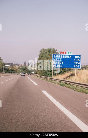 Straßenschild mit Angabe der Entfernung nach Paris, Frankreich Stockfoto