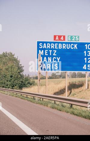 Straßenschild mit Angabe der Entfernung nach Paris, Frankreich Stockfoto