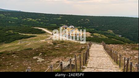 Obri sedlo Mountain pass Balg Snezka Hügel mit Dom Slaski Hütte in Riesengebirge auf tschechisch-polnischen Grenze im Sommer Abend Stockfoto