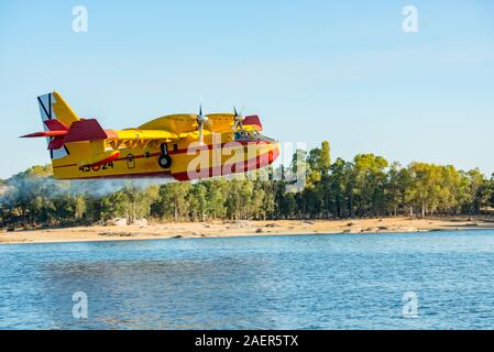 Hydroplane der Spanischen Armee laden das Wasser aus dem Behälter Salor aufgrund eines Brandes in der Nähe von Saragossa erklärt Stockfoto