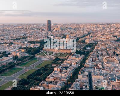 Seriendrohnenaufnahme des Stadtbildes von Paris, Frankreich mit dem Arc de Triomphe im Vordergrund und dem berühmten Eiffelturm im Hintergrund Stockfoto