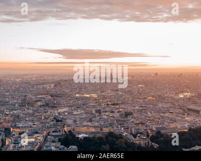 Seriendrohnenaufnahme des Stadtbildes von Paris, Frankreich mit dem Arc de Triomphe im Vordergrund und dem berühmten Eiffelturm im Hintergrund Stockfoto