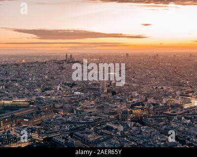 Seriendrohnenaufnahme des Stadtbildes von Paris, Frankreich mit dem Arc de Triomphe im Vordergrund und dem berühmten Eiffelturm im Hintergrund Stockfoto