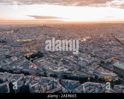 Seriendrohnenaufnahme des Stadtbildes von Paris, Frankreich mit dem Arc de Triomphe im Vordergrund und dem berühmten Eiffelturm im Hintergrund Stockfoto