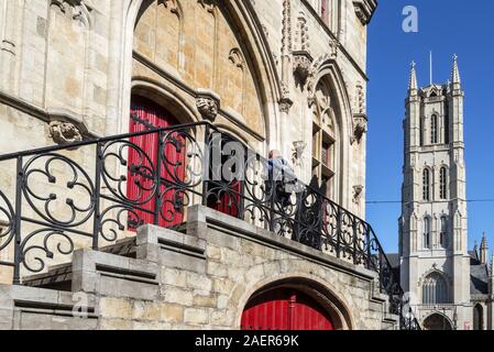 Eingang zum Glockenturm und Turm der Kathedrale Saint Bavo/Sint-Baafs Cathedral / Sint Baafskathedraal in der Stadt Gent, Flandern, Belgien Stockfoto