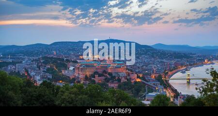 Panorama von Budapest Royal Palace gegen Hügel Stockfoto