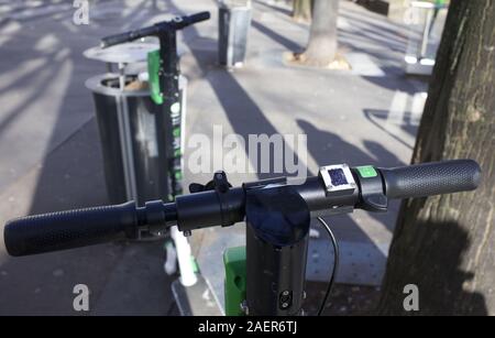 Lyon, Frankreich. 10 Dez, 2019. Viele französische Elektroroller ('trottinettes'' genannt) haben vor kurzem zerstört, indem sie ihre Q-Codes über, um sie zu deaktivieren. Aussterben Rebellion sagte Auf seinem Twitter Account, dass es 3.600 Elektroroller in Paris, Lyon und Bordeaux genommen hatte und behauptete, dass die Roller sind trike Breakers'' und, dass die Roller stellen eine Gefahr für die Umwelt wegen ihrer sehr energieintensiven Produktion und kurze Lebensdauer. Foto von James Colburn Credit: James Colburn/ZUMA Draht/Alamy leben Nachrichten Stockfoto