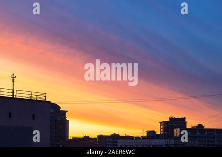 Mehrfarbige sonnenuntergang himmel über städtische Wohnhäuser im Herbst Abend Stockfoto