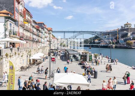 Porto, Nordufer des Douro Flusses ostwärts gegen Luis I Brücke. Touristen Warteschlange Bootsfahrten auf dem Fluss Douro zu nehmen Stockfoto