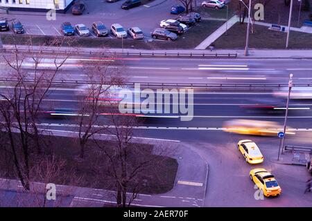 Oben Ansicht von Taxi-und Urban Street mit fahrenden Autos in violett Dämmerung in der Stadt Moskau im Herbst Abend Stockfoto