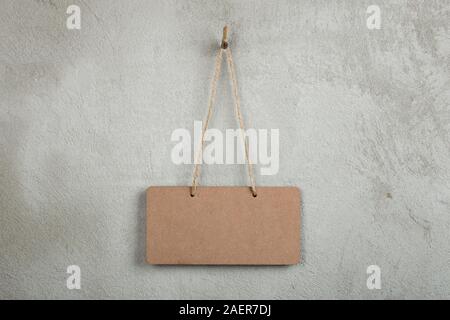 Leer, Pinwand, Tafel, Tafel mit Kopie Speicherplatz auf graue Betonwand Stockfoto