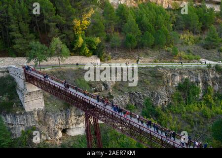 Touristen zu Fuß auf einer Brücke, Saint Paul Brücke, Barrio De Tiradores, Cuenca, Cuenca Provinz, Castilla La Mancha, Spanien Stockfoto