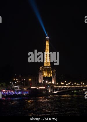 Eiffelturm in der Nacht in Paris, Frankreich Stockfoto