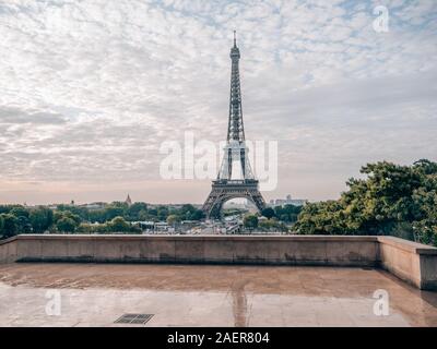 Eiffelturm in den frühen Morgenstunden in Paris, Frankreich Stockfoto