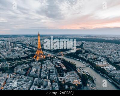 Eiffelturm in der Nacht in Paris, Frankreich Stockfoto