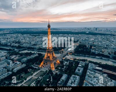 Eiffelturm in der Nacht in Paris, Frankreich Stockfoto