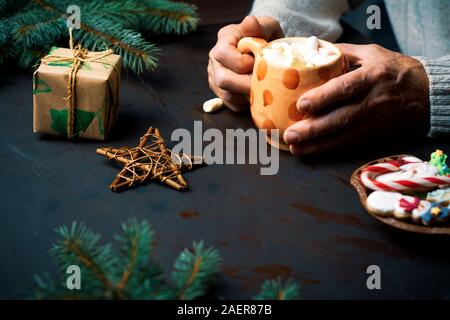 Senior ein Winter Marshmallow heiße Schokolade mit festlichen Umgebung Stockfoto