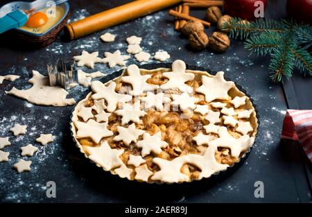 Festlich dekoriert Apfelkuchen, auf einem festlich gedeckten Tisch Stockfoto