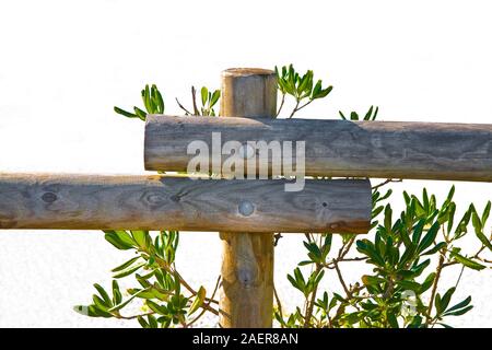 Detail von einem Holzzaun mit Stöcken in der Hälfte teilen gebaut Stockfoto