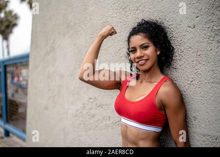 Weibliche fitness Modell passt sich Ihren Arm Stockfoto