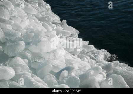In der Nähe des Brocken von Meereis an einer Küste Stockfoto