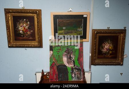 Kunstwerke und Gemälde von Ronnie und Reggie Kray aka der Kray Twins gemalt, während sie im Gefängnis waren und Skizzen und schreiben auf die Rückseite, die an der Auktion an ewbank's Auktionshaus in Surrey verkauft wurden. Stockfoto